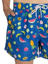 Short de baño azul con estampado de frutas tropicales.