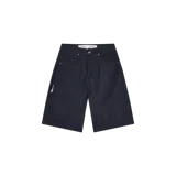 Bermuda de denim oscuro, corte holgado tipo jorts, con bolsillos laterales y pequeños detalles de etiquetas coloridas en el lateral.