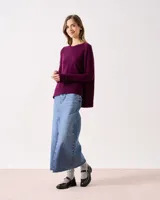 Sweater gris de cashmere con silueta relajada, cuello redondo abierto y sisa caída. Presenta detalles acanalados en el ruedo y los puños, y un sutil diseño vertical en el centro delantero.