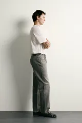 Pantalón jeans de corte recto, color celeste claro con efecto lavado, de cinco bolsillos y tiro medio.