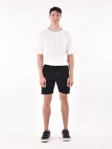 Bermuda deportiva azul marino con cintura elástica ajustable con cordón.