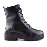 Bota de caña media color negro, con cordones y suela track.