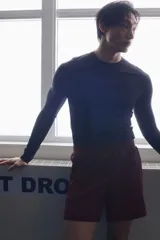 Short deportivo bordó fabricado en tejido funcional con tecnología DryMove, cintura elástica con cordón ajustable oculto y aberturas laterales en el bajo.