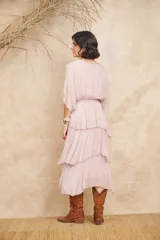 Vestido midi color rosa pálido, con escote en V, mangas cortas y corte escalonado con volados.