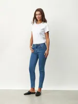 Jean de mujer, modelo Cadiz, tiro alto, corte skinny, color azul oscuro desgastado.