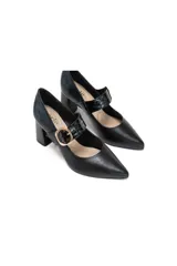 Zapatos de tacón estilo stiletto color negro, con punta fina, taco bloque y tira en el empeine con hebilla dorada y detalle texturizado.