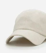 Gorra de aba curva en color beige, confeccionada en tejido de lino y viscosa con textura rústica y ajuste trasero con hebilla.