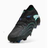 Championes de fútbol Puma Future, color negro con detalles en turquesa y líneas dinámicas en el empeine, diseño de caña alta elástica y suela con tapones.