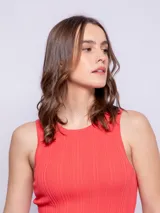 Top de tejido de punto sin mangas, color verde menta, con cuello a la base y textura acanalada.