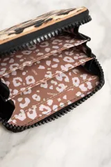 Billetera con cierre de cremallera y estampado animal print de leopardo.