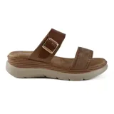 Sandalias marrones con plataforma, dos tiras anchas y hebilla dorada ajustable.