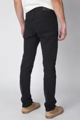 Pantalón de jean de corte recto y tiro medio, en color azul claro lavado, con cierre frontal y bolsillos laterales.
