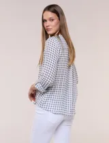 Blusa de gasa Zac & Rachel con estampado de rayas verticales en tonos rosados, amarillos y blancos. Presenta escote en V con cuello mao, cierre frontal con botones, un bolsillo aplicado en el pecho, mangas largas con presilla para regular el largo y detalle de nudo en el dobladillo inferior.