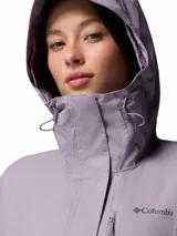 Campera impermeable Columbia Hikebound II Jacket de color lila, con capucha ajustable, bolsillos con cierre y cierre frontal oculto con solapa.