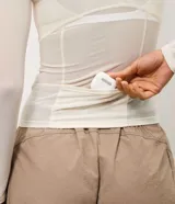 Remera deportiva de manga larga y cuello redondo, confeccionada en microfibra de poliamida con elastano, de diseño ajustado y corte entallado, con detalles en tul.