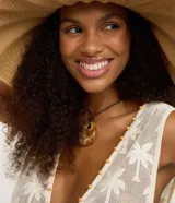 Salida de playa tipo kimono color crema con bordado de palmeras, escote en V y lazo delantero.