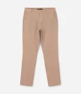 Pantalón slim de sarga lavada para hombre, de corte ajustado y color beige, con bolsillos laterales y traseros, trabillas para cinturón y cierre frontal con botón y cremallera.