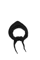 Bufanda triangular de tejido de punto, con diseño envolvente y nudo frontal.