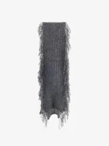 Bufanda tejida de punto grueso en color gris, con diseño envolvente y flecos largos a lo largo de los bordes laterales y extremos.
