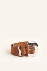 Cinto de diseño artesanal combinado en cuero liso y gamuza, con hebilla metálica plateada de estilo western.