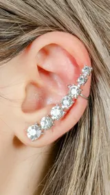 Aro trepador plateado con strass engarzados.