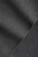 Short pollera de sarga color negro, con diseño cruzado en el frente de corte asimétrico que simula una falda por delante y short por detrás.