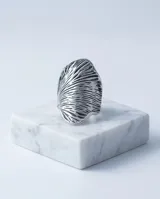 Anillo de plata 925 con diseño frontal amplio y texturizado en bajo relieve con acabado pavonado.