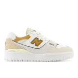 Championes urbanos New Balance modelo BBW550ST, color blanco con detalles en beige y mostaza, confeccionados en cuero sintético, con logo "N" característico en los laterales y suela de goma.