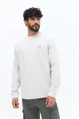 Pantalón cargo color beige con cintura clásica, bolsillos laterales con solapa y cierre de botón, y pasacintos. Diseño recto sin puños, confeccionado en algodón.