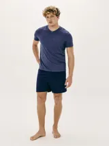 Pijama de hombre compuesto por una remera azul marino de manga corta con cuello en V y un short azul marino liso con cintura elástica.