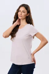 Remera básica de algodón color negro, con cuello redondo y mangas cortas de corte clásico.