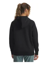Canguro Under Armour modelo Rival Fleece Shimmer, de color negro con capucha, cordones de ajuste y bolsillo frontal tipo canguro. Presenta el logotipo de la marca y texto con acabado brillante iridiscente en el pecho, y mangas raglán con puños y dobladillo acanalados.