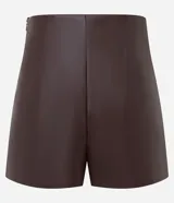 Short pollera de cuero sintético con estructura firme, corte recto y acabado mate. Cuenta con cierre lateral discreto y diseño que combina la practicidad de un short con la estética de una pollera.