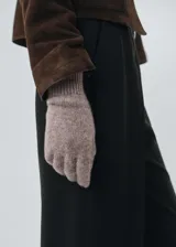 Guantes de punto tejido en color marrón topo, con puños acanalados elásticos y diseño clásico de cinco dedos.