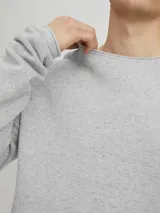 Sweater de punto gris claro melange, de manga larga y cuello redondo.