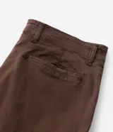 Pantalón de corte slim confeccionado en sarga lavada color verde militar. Presenta cierre frontal con botón y cremallera, cintura con trabillas para cinturón y bolsillos laterales y traseros.
