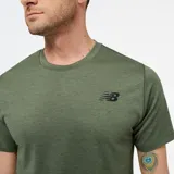Remera deportiva verde con logo de New Balance en el pecho. Confeccionada con tecnología NB DRY de secado rápido.