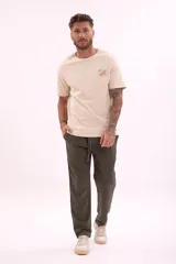 Pantalón de vestir color verde militar, de corte recto y tiro medio, con bolsillos laterales y cordón ajustable en la cintura.