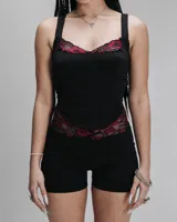 Short negro de lycra con detalle de puntilla fucsia.