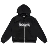 Campera de felpa negra con cierre metálico, fit cuadrado, serigrafía en el frente y pespunte.