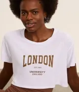 Remera deportiva corta de microfibra color blanco, con cuello redondo, mangas cortas y estampa "London" en marrón.
