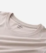 Remera básica de hombre con cuello redondo y mangas cortas, confeccionada en algodón. Presenta un corte regular que se ajusta de forma anatómica al cuerpo.