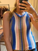 Top sin mangas de tejido de punto con diseño de rayas verticales en tonos azul, rosado y beige, con cuello redondo.