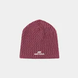 Gorro beanie de punto trenzado color bordó con el logo y nombre de la marca en color blanco bordado en el frente.