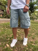 Bermuda cargo de jean estilo super baggy en color celeste lavado, con amplios bolsillos laterales con solapa.