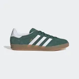 Championes Adidas Gazelle Indoor color verde con las tres tiras blancas y suela de goma color caramelo.