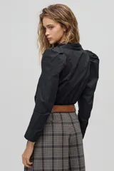 Camisa negra de popelina de algodón con cuello camisero clásico, hombros abullonados, mangas largas y botones de nácar.