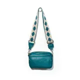 Bandolera rectangular de cuero sintético color turquesa, con correa ancha de tela con diseño de rombos en tonos beige y turquesa.