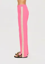 Pantalón acampanado color rosa con cintura elástica y cinta bordada en las costuras laterales.