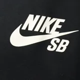 Remera Nike SB de manga corta y color negro, con diseño clásico de cuello redondo y pequeño logotipo estampado en el pecho.